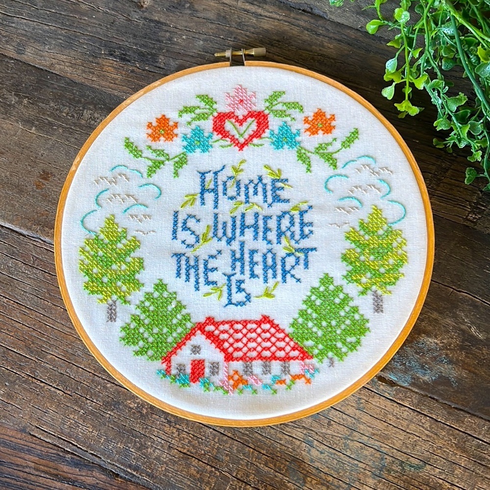 VINTAGE farmhouse embroidered hoop - Home is where the heart is